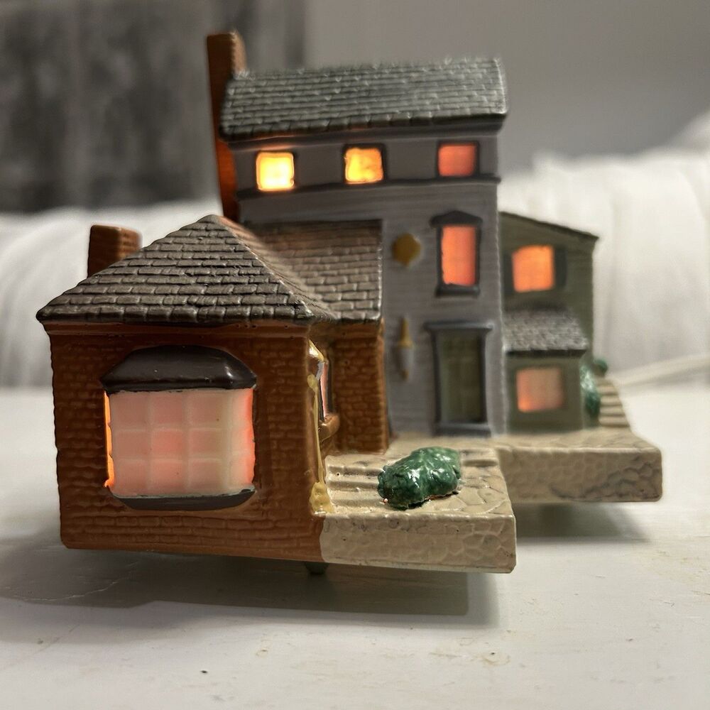 VTG 1989 Avon Main House Early American Light-Up Miniature House Collection
